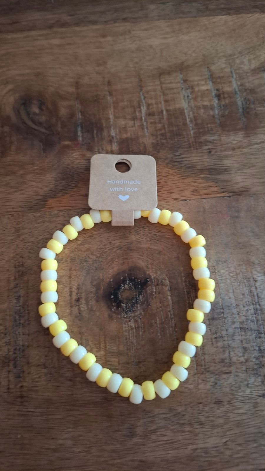 Handgemaakte kralenarmband geel en wit, Ophalen of Verzenden, Nieuw, Geel, Kunststof of Plastic