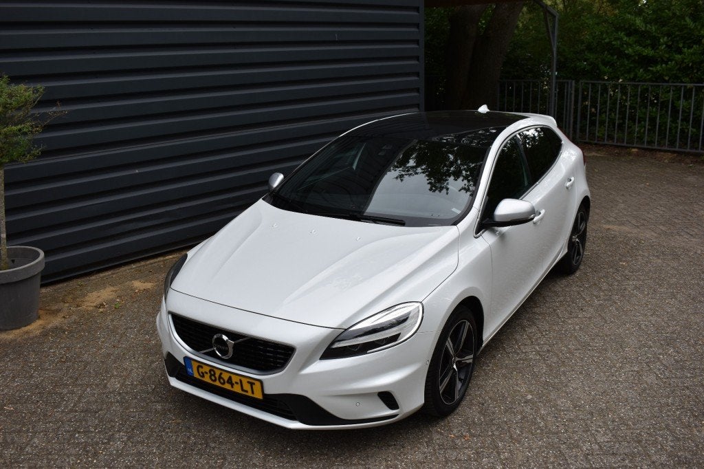 Volvo V40 1.5 T3 R-DESIGN SPORT!!!AUTOMAAT!!PANODAK!!BJ 2019, Automaat, 4 cilinders, Met garantie (alle), Wit