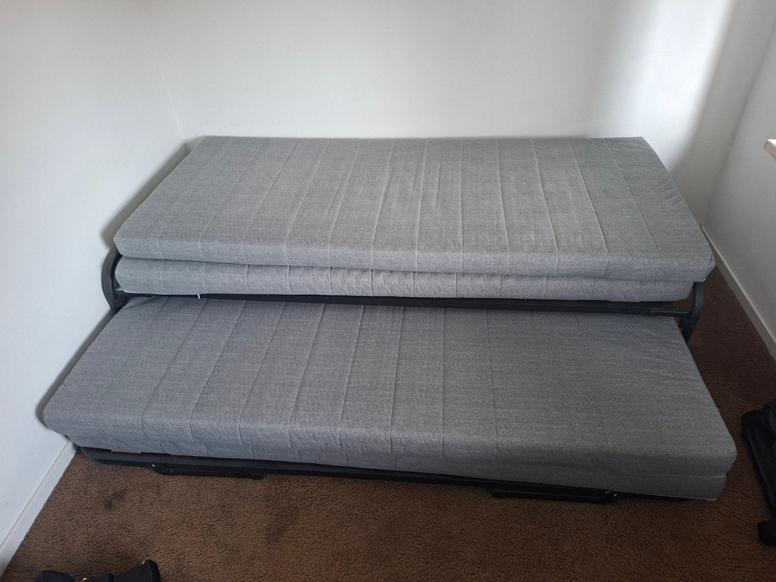 Uitschuifbaar bed met 2 matrassen - Ideaal voor logees, Ophalen, Modern en functioneel, Gebruikt, 90 cm