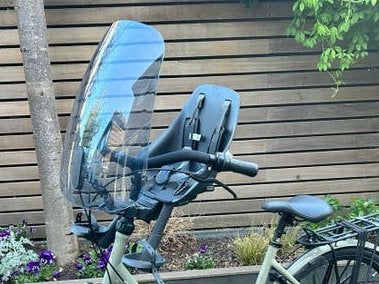 Urban Iki Fietsstoeltje Voorzitje met Windscherm, Fietsen en Brommers, Ophalen, Zo goed als nieuw, Voorzitje, Voetsteuntjes