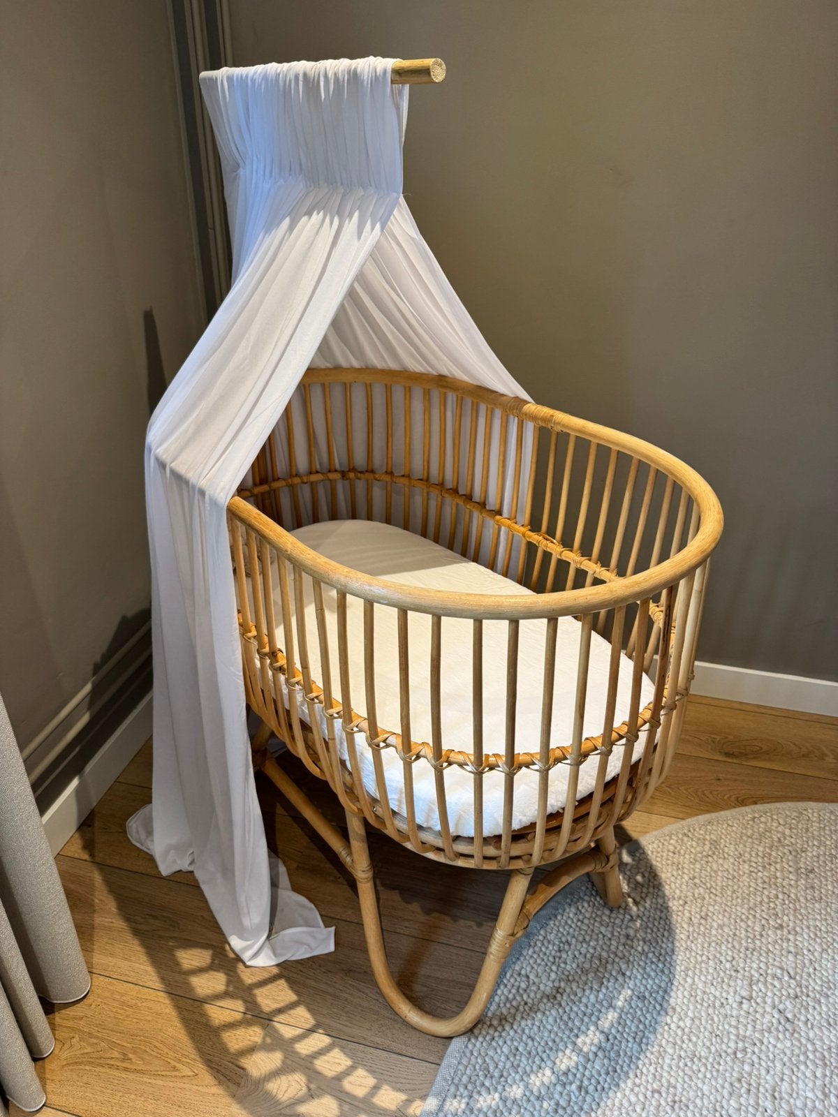 Rotan wiegje met hemeltje van Petit Filippe, Kinderen en Baby's, Babywiegjes en Ledikanten, Ophalen, Zo goed als nieuw, Wieg