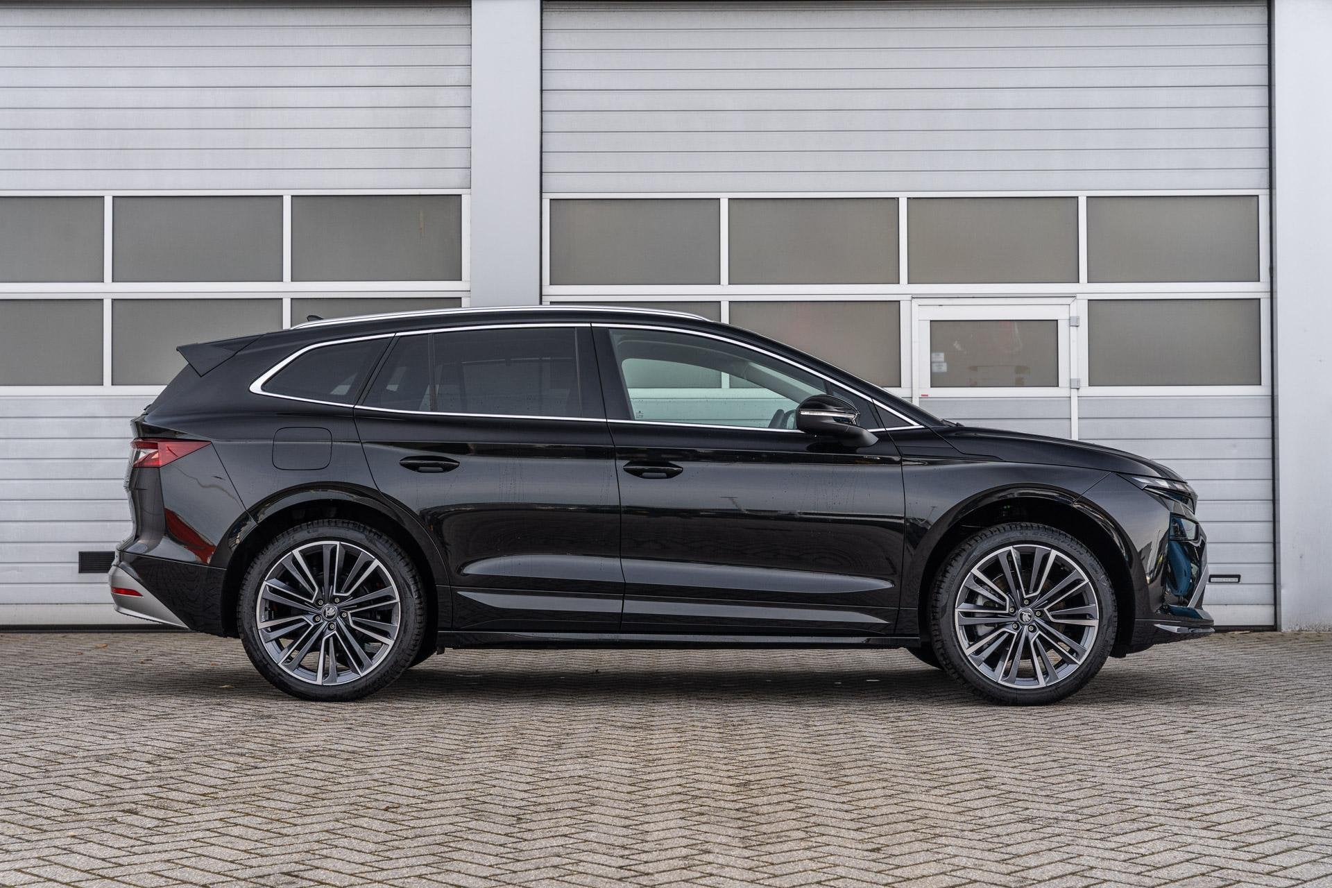 Skoda Enyaq 85 286pk Business Edition | Panoramadak | Eco-su, Auto's, Automaat, 12 maanden, Achterwielaandrijving, Zwart