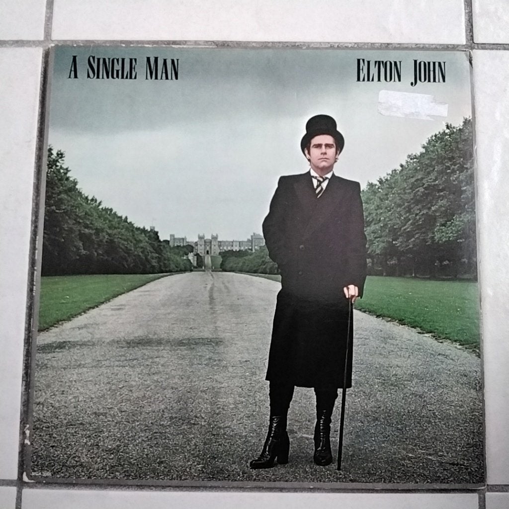 Elton John  -  LP  - A Single Man, Inclusief binnenhoes, Ophalen of Verzenden, Gebruikt, Overige formaten