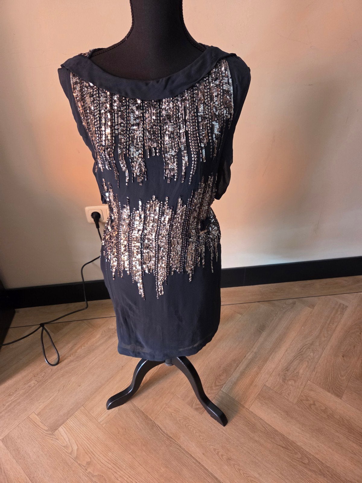 French Connection jurk met pailletten, maat 36 (S), Kleding | Dames, Jurken, French Connection, Zwart, Ophalen of Verzenden, Zo goed als nieuw