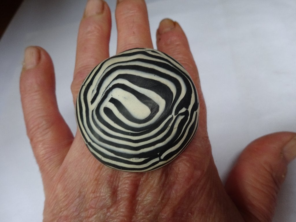 Ring met grote fimo-klei cirkel/bol met zwart witte swirls, Gebruikt, Zwart, 17 tot 18, Dame