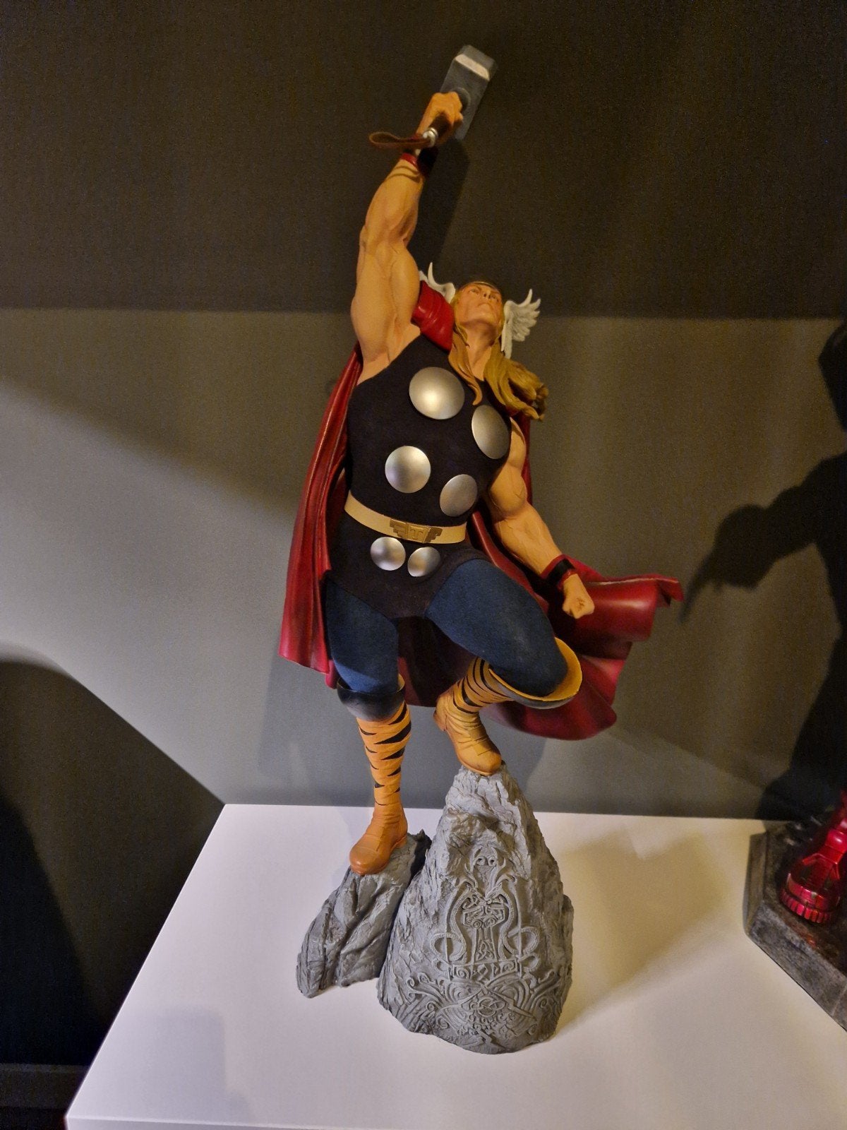 OG Thor Marvel Sideshow Premium Format statue, Verzamelen, Beelden en Beeldjes, Ophalen, Zo goed als nieuw, Mens