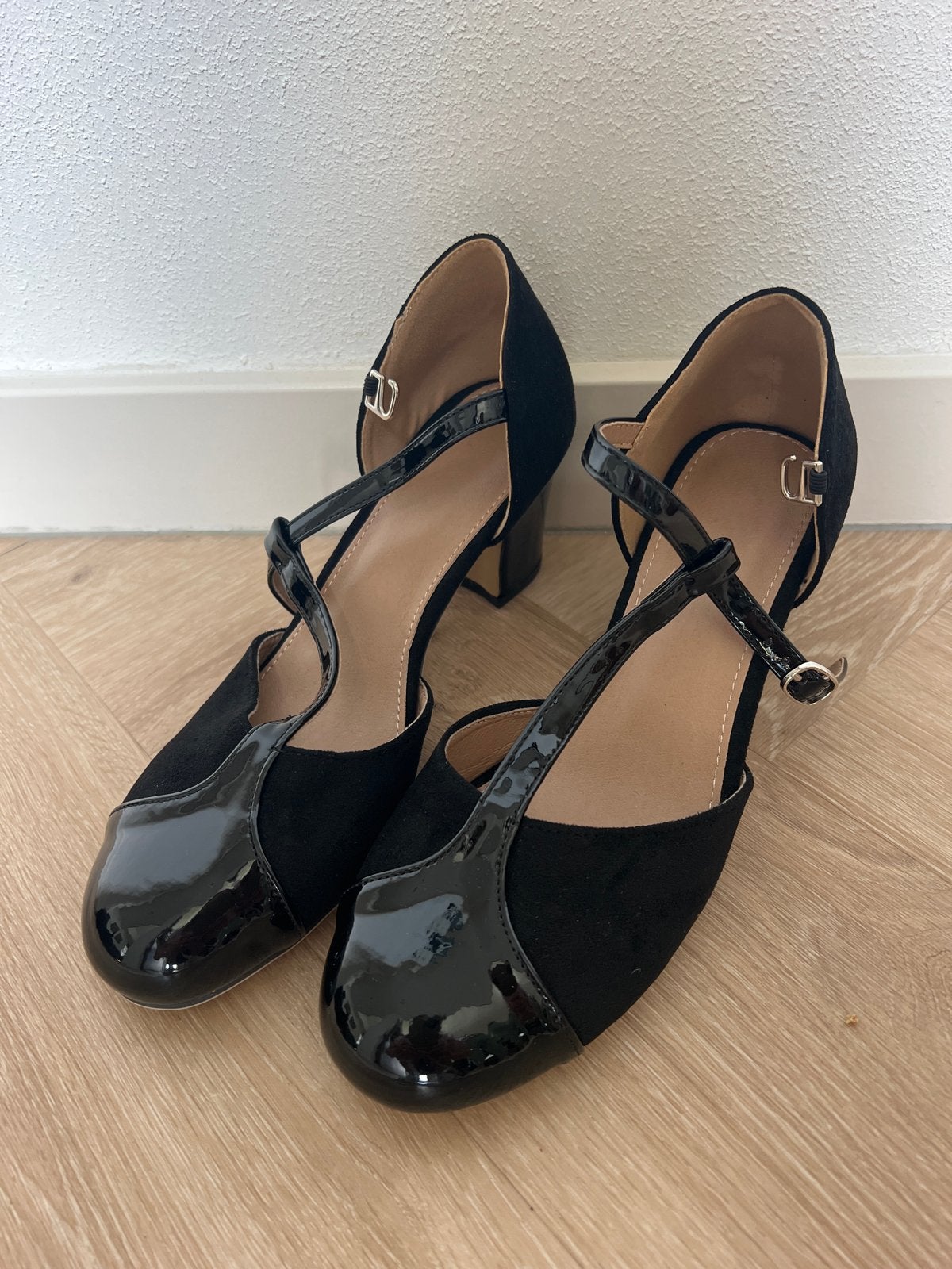 Zwarte pumps met bandjes en blokhak, Ophalen of Verzenden, Nieuw, Zwart, Pumps
