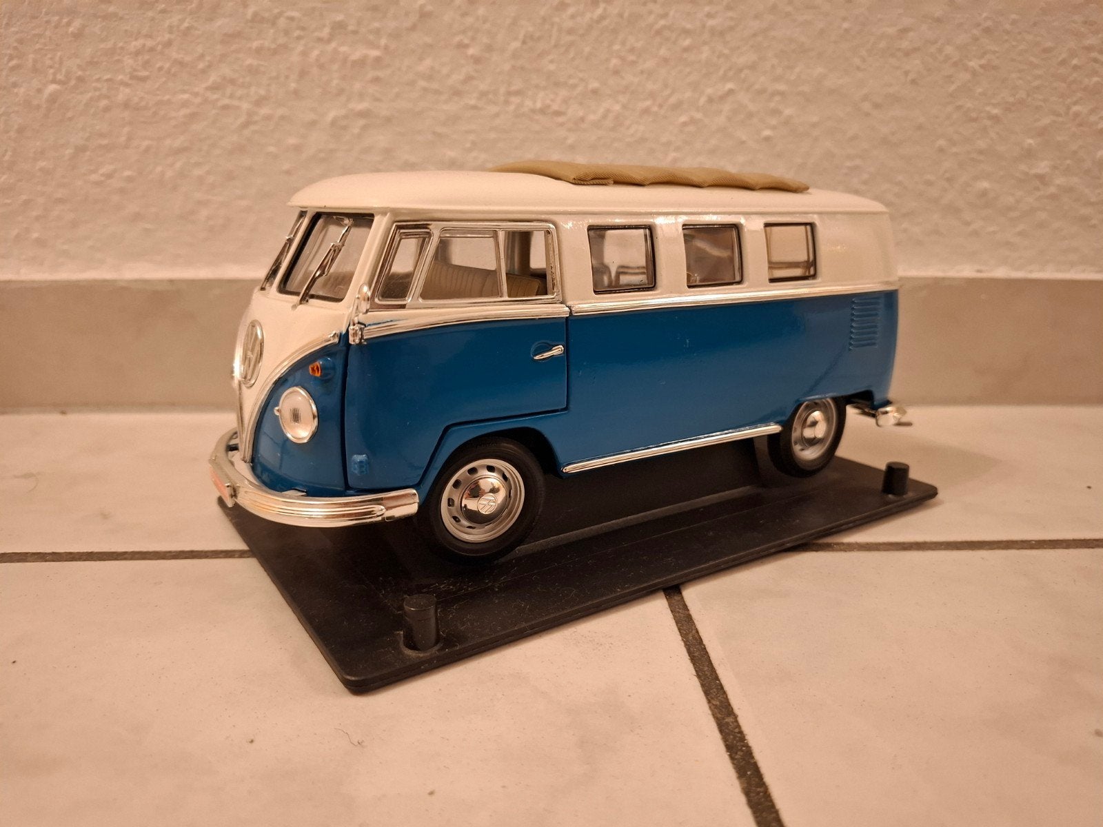 VW T1 1:24 schaalmodel. Transporter Volkswagen, Hobby en Vrije tijd, Ophalen of Verzenden, Zo goed als nieuw