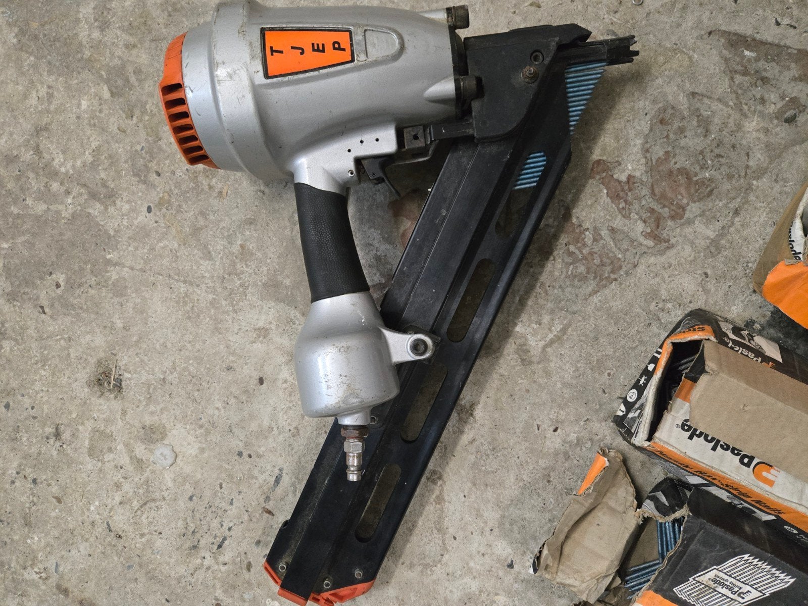 Tjep tacker met Paslode spijkers, Ophalen, Gebruikt, Tacker/nietmachine, Overige merken