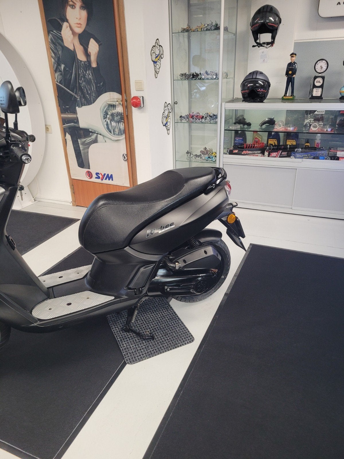 Peugeot kisbee Black edition AANBIEDING!, Overige modellen, Maximaal 45 km/u, Zo goed als nieuw, Benzine