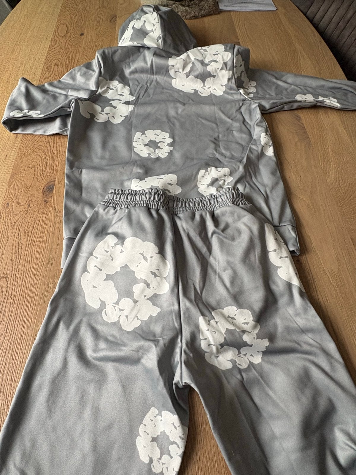 Nieuw Trainingspak Maat S - Grijs met Witte Wolkenprint, Ophalen of Verzenden, Nieuw, Maat 36 (S), Grijs