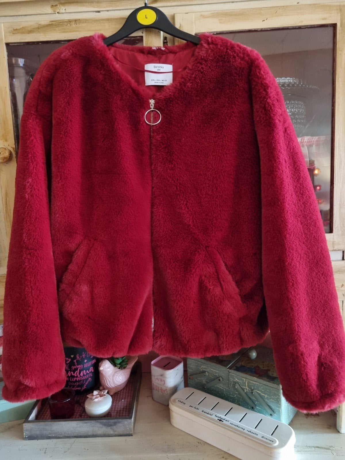 Bershka faux fur jack maat L, Kleding | Dames, Jassen | Winter, Maat 42/44 (L), Nieuw, Rood, Bershka