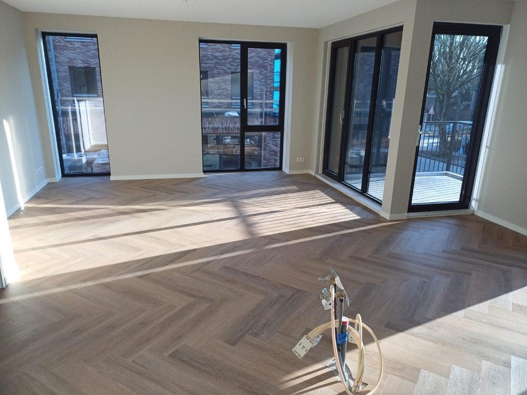 Plak PVC Groningen – € 60,- per m² incl. leggen | WOONland, Huis en Inrichting, Stoffering | Vloerbedekking, Ophalen, Houtlook/ betonlook