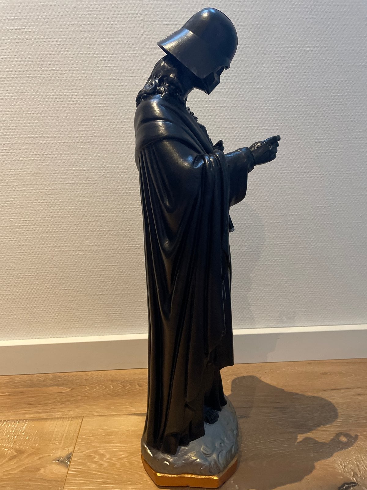 Uniek bewerkt gipsen beeld - Darth Vader Jezus, Antiek en Kunst, Overige onderwerpen, Gips, Handgemaakt, Zwart