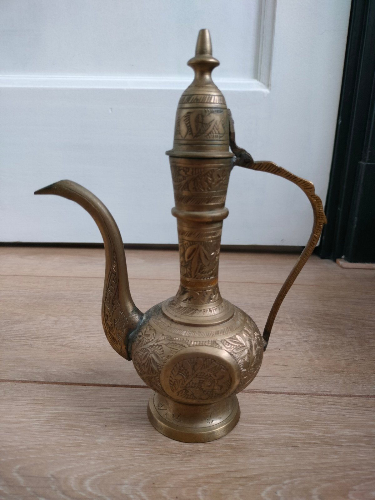 India: Vintage messing schenkkan met gravures, Antiek en Kunst, Ophalen of Verzenden