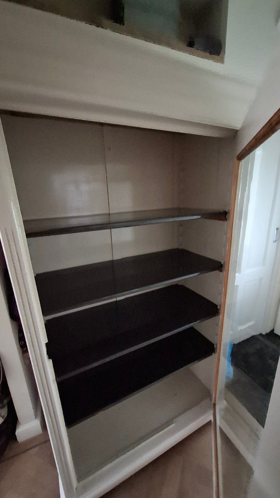 Oude grenen kast met glazen deur, Ophalen