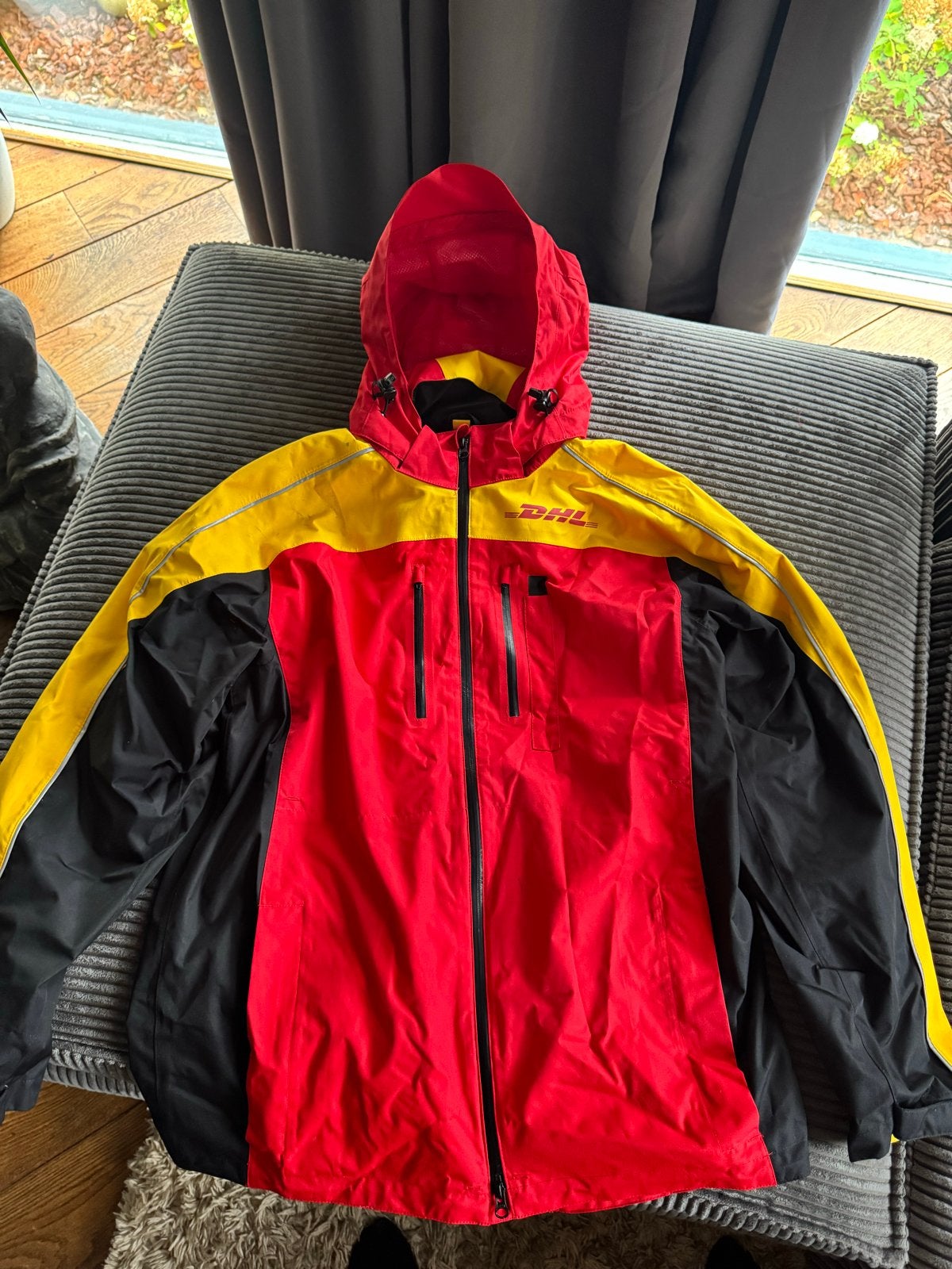Nieuwe DHL jas voor carnaval of verkleedpartij, Maat 52/54 (L), Carnaval, Nieuw, Ophalen of Verzenden