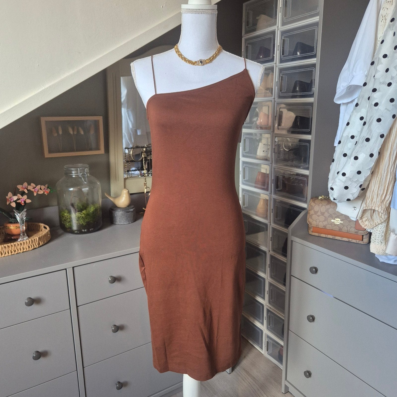 NA-KD one-shoulder midi jurk • Roestbruin • Nieuw met kaartj, Maat 38/40 (M), NA-KD, Bruin, Nieuw