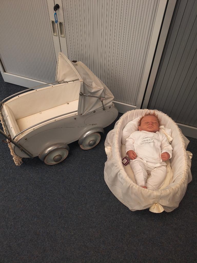 Baby Emily en Vintage Kinderwagen, Verzamelen, Poppen, Zo goed als nieuw, Pop, Levensecht of Reborn, Ophalen of Verzenden