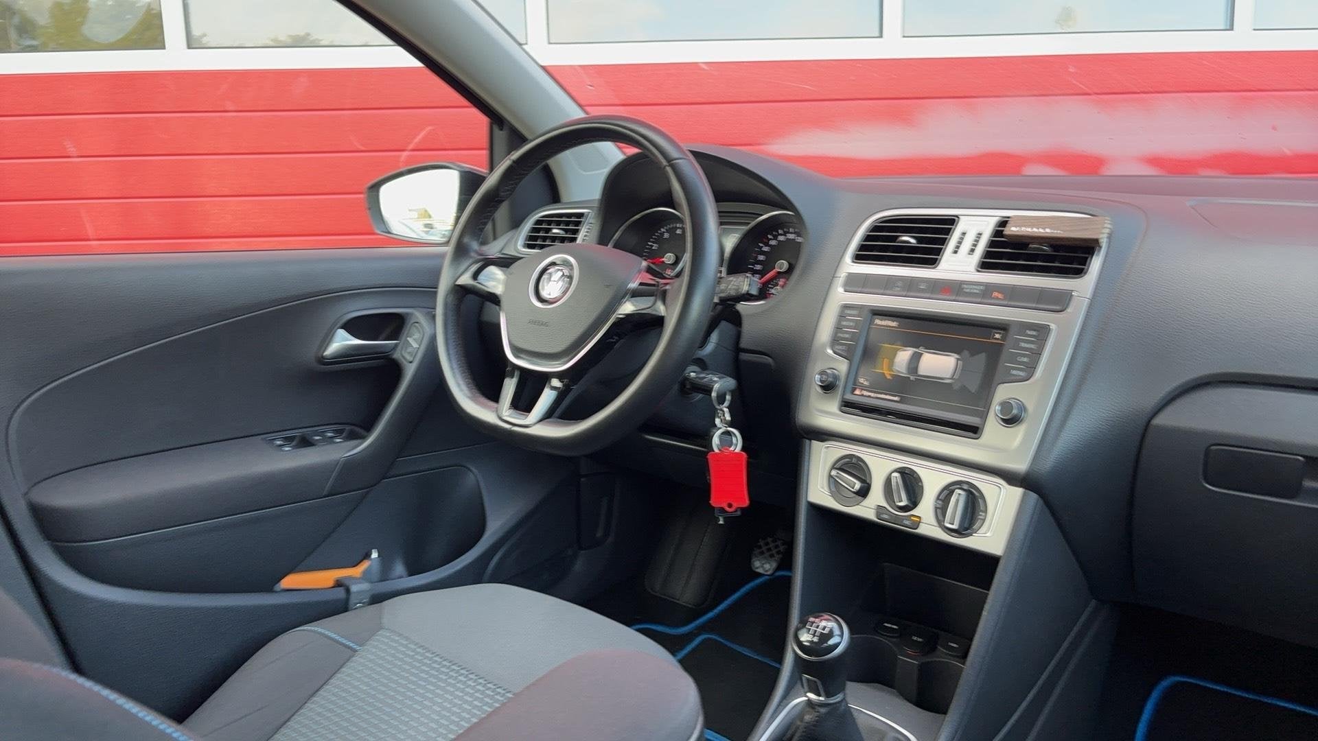 Volkswagen Polo 1.0 BlueMotion Edition CARPLAY / NAVI / AIRC, Auto's, Voorwielaandrijving, Dealer onderhouden, 95 pk, Zwart