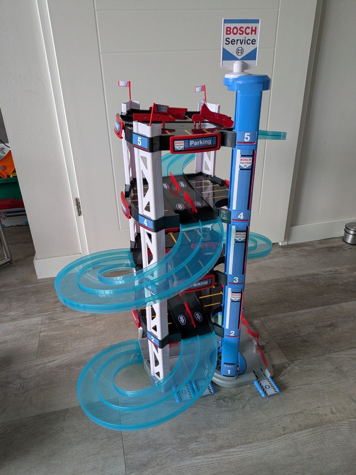 Bosch speelgoed garage van 5 verdiepingen, Kinderen en Baby's, Speelgoed | Racebanen, Ophalen, Zo goed als nieuw, Handmatig, Overige merken