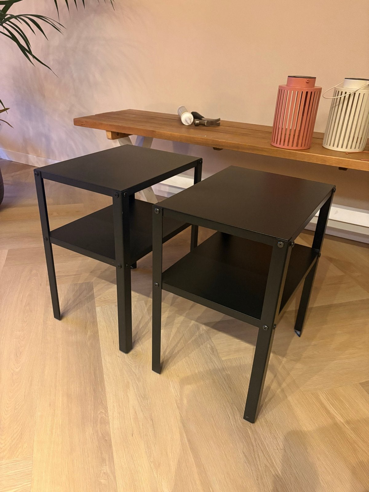 2 stuks IKEA KNARREVIK Nachtkastje / Bijzettafel, Huis en Inrichting, Tafels | Bijzettafels, Minder dan 55 cm, Gebruikt, Metaal of Aluminium