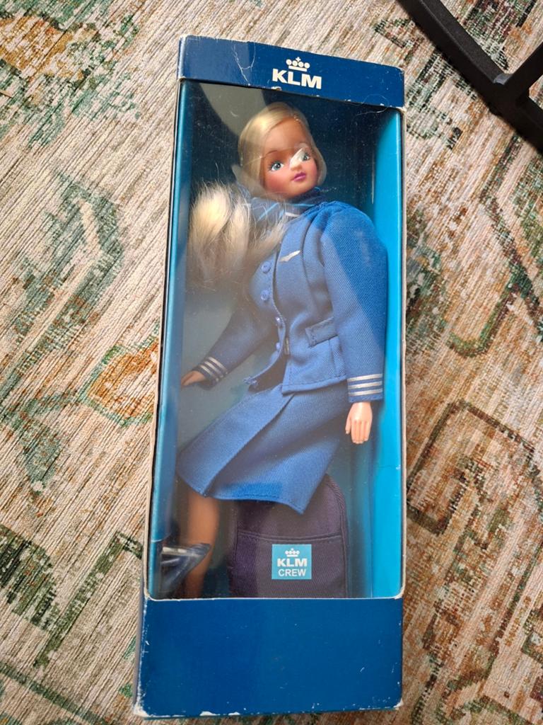Klm barbie stewardess jaren 90, Verzamelen, Poppen, Ophalen of Verzenden, Nieuw, Pop