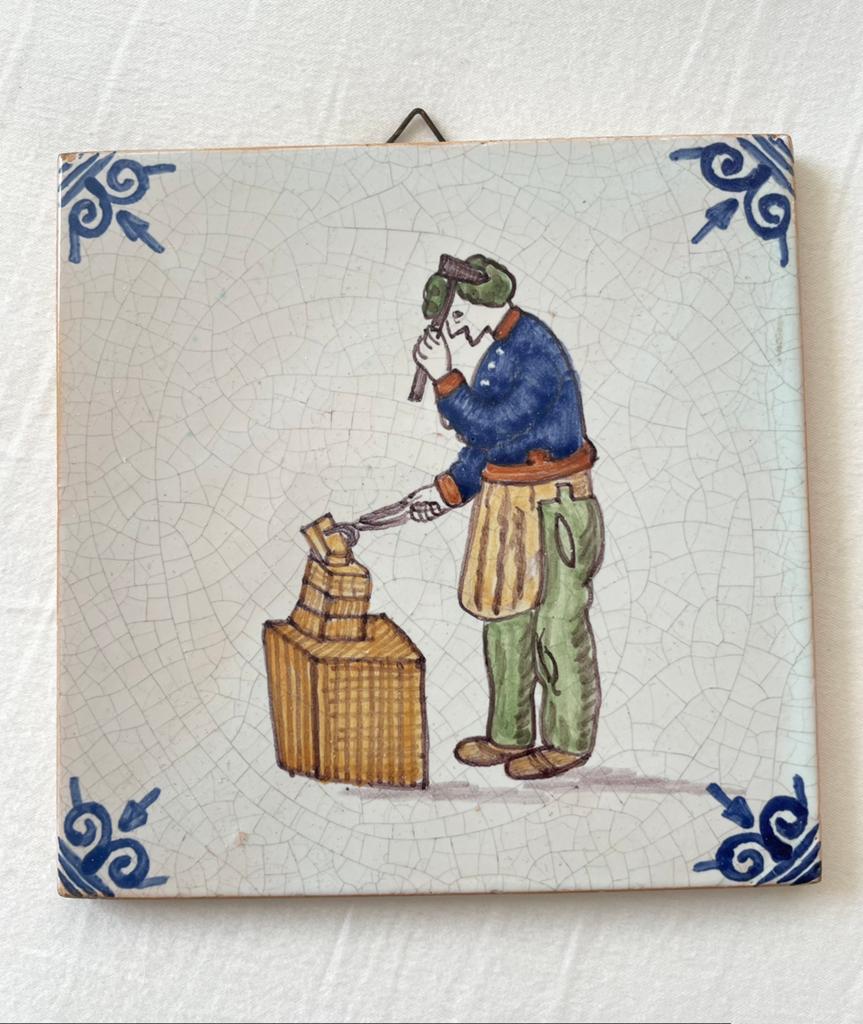 Siertegel met ambachtsman, Antiek en Kunst, Antiek | Wandborden en Tegels, Ophalen of Verzenden