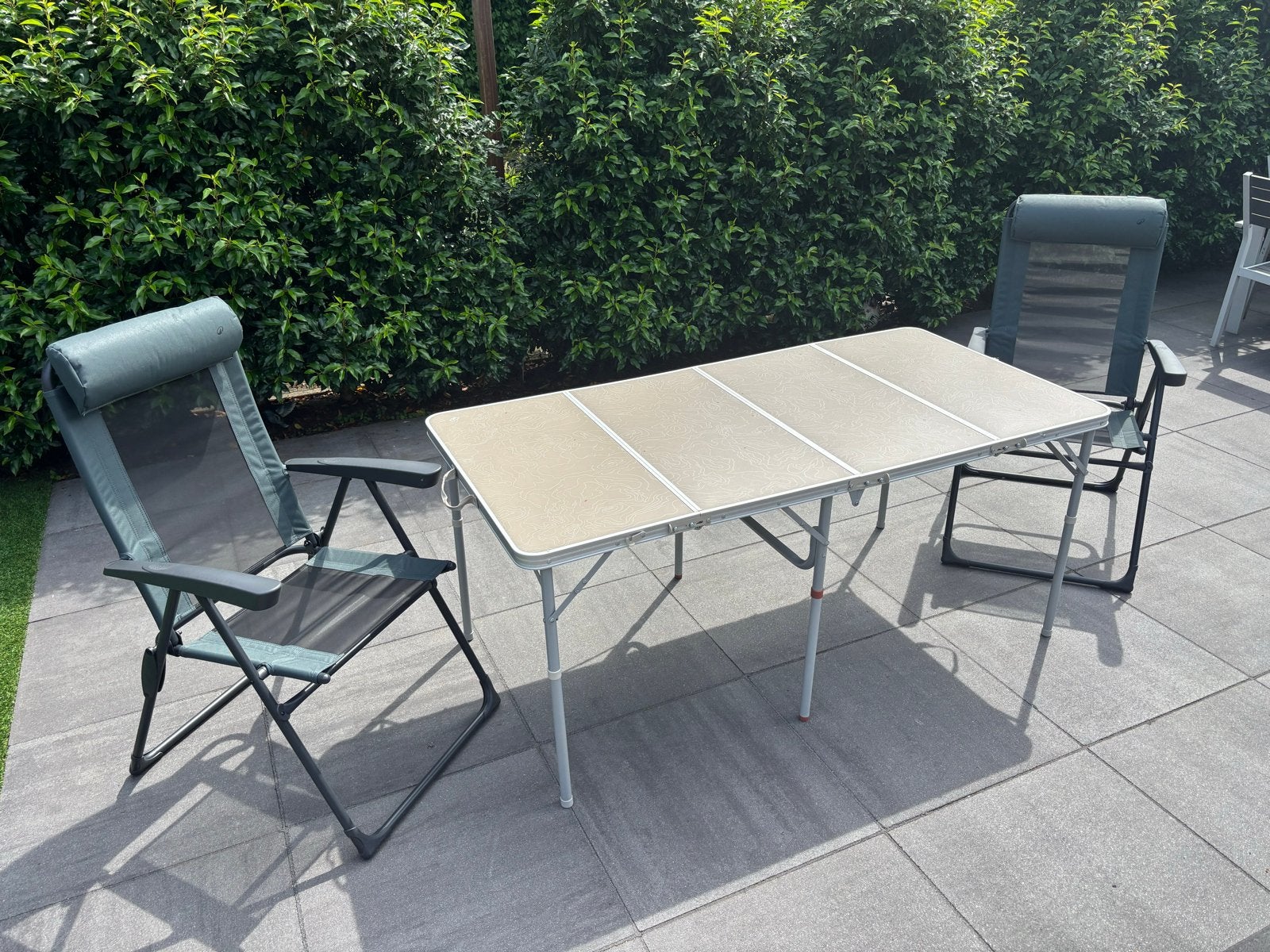 Inklapbare campingtafel en 2 campingstoelen, Caravans en Kamperen, Ophalen, Zo goed als nieuw, Campingtafel