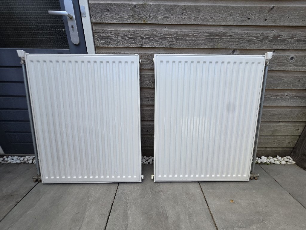 3 Brugman paneelradiatoren met kranen en muurbeugels, Ophalen, Hoog rendement (Hr), Radiator, Zo goed als nieuw