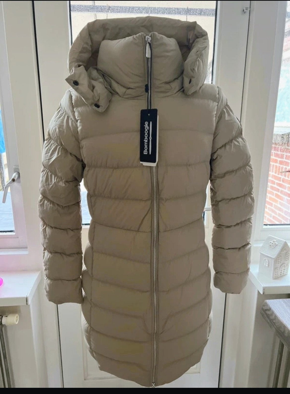 Bomboogie Lange Gewatteerde Jas - Nieuw met labels, Kleding | Dames, Ophalen of Verzenden, Nieuw, Maat 36 (S), Beige