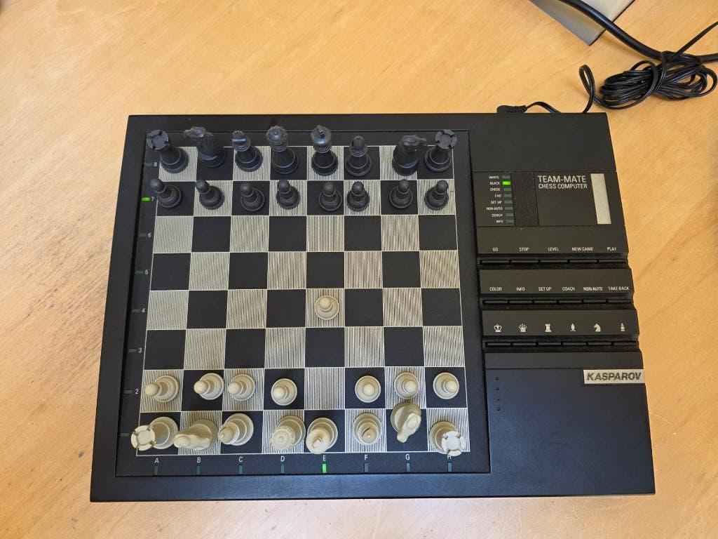 Te koop:Team-Mate Kasparov digital schaakbord schaakcomputer, Hobby en Vrije tijd, Een of twee spelers, Ophalen of Verzenden, Gebruikt