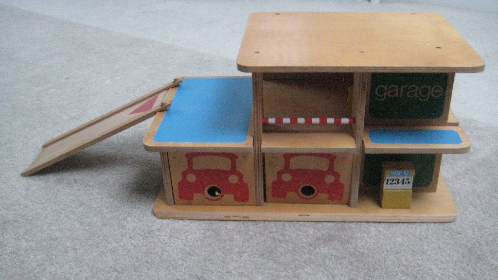 Houten speelgoed Garage (in uitzonderlijk goede staat), Kinderen en Baby's, Ophalen, Gebruikt