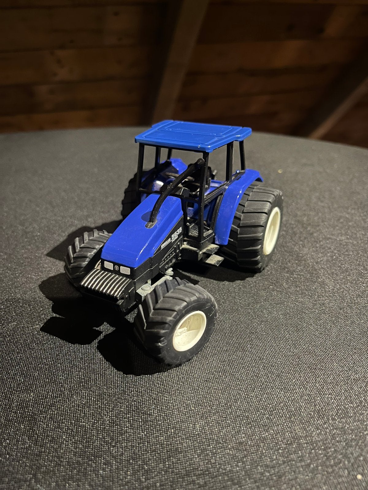 Siku New Holland 5635 Ford 1:32, Ophalen of Verzenden, Zo goed als nieuw, Tractor of Landbouw, SIKU