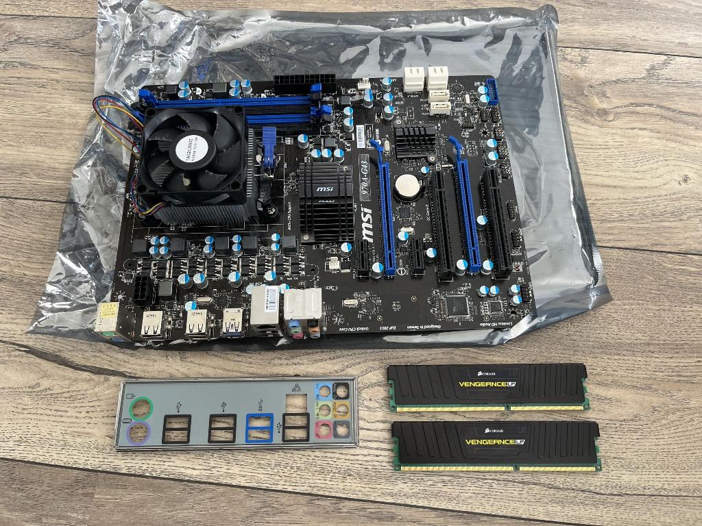 MSI 970A-G43 DDR3 moederbord, AMD FX-4300 processor, Computers en Software, Moederborden, DDR3, Ophalen of Verzenden, ATX, AMD