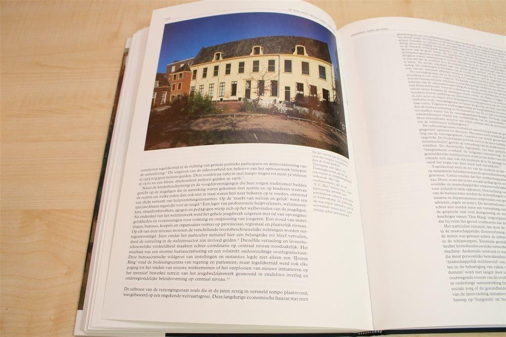 Utrechtse Burgerweeshuis [1813-1991] — Dagelijks Leven, Ophalen of Verzenden, Gelezen