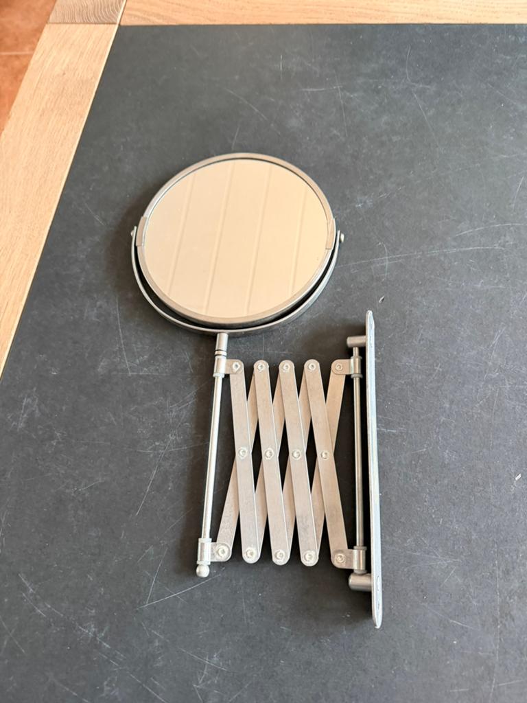 Spiegel vergroot en op scharnier  voor badkamer, Huis en Inrichting, Minder dan 50 cm, Ophalen of Verzenden, Zo goed als nieuw