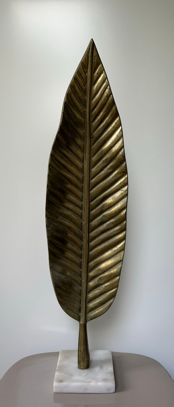 PTMD collection goud-/messingkleurig blad op marmeren voet, Ophalen of Verzenden, Gebruikt