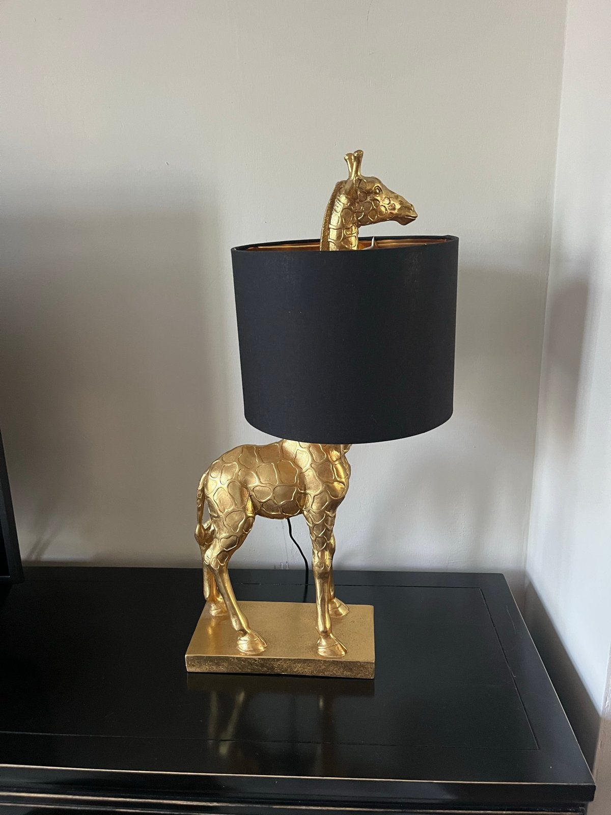Gouden Giraffe Tafellamp met Zwarte Kap, Huis en Inrichting, Lampen | Tafellampen, Ophalen, Kunststof, Overige merken, Goud