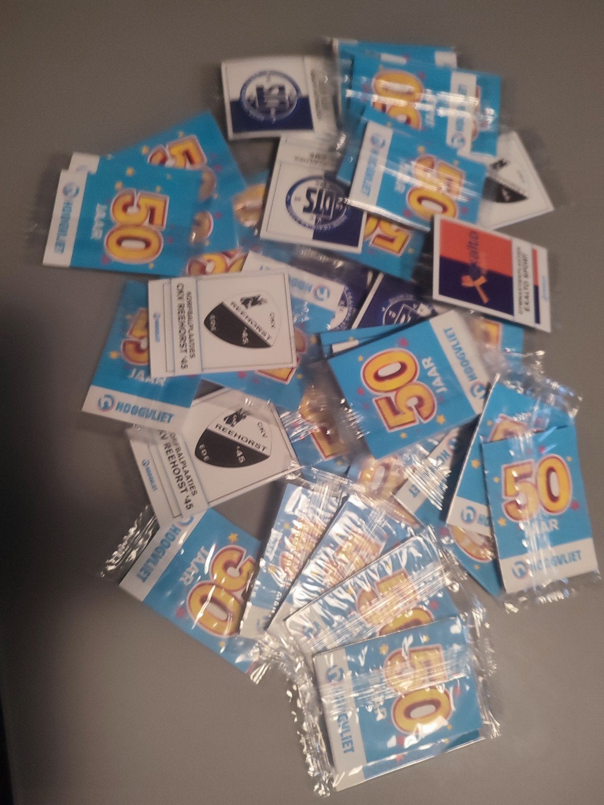 48 zakjes korfbalplaatjes, Verzamelen, Supermarktacties, Ophalen of Verzenden