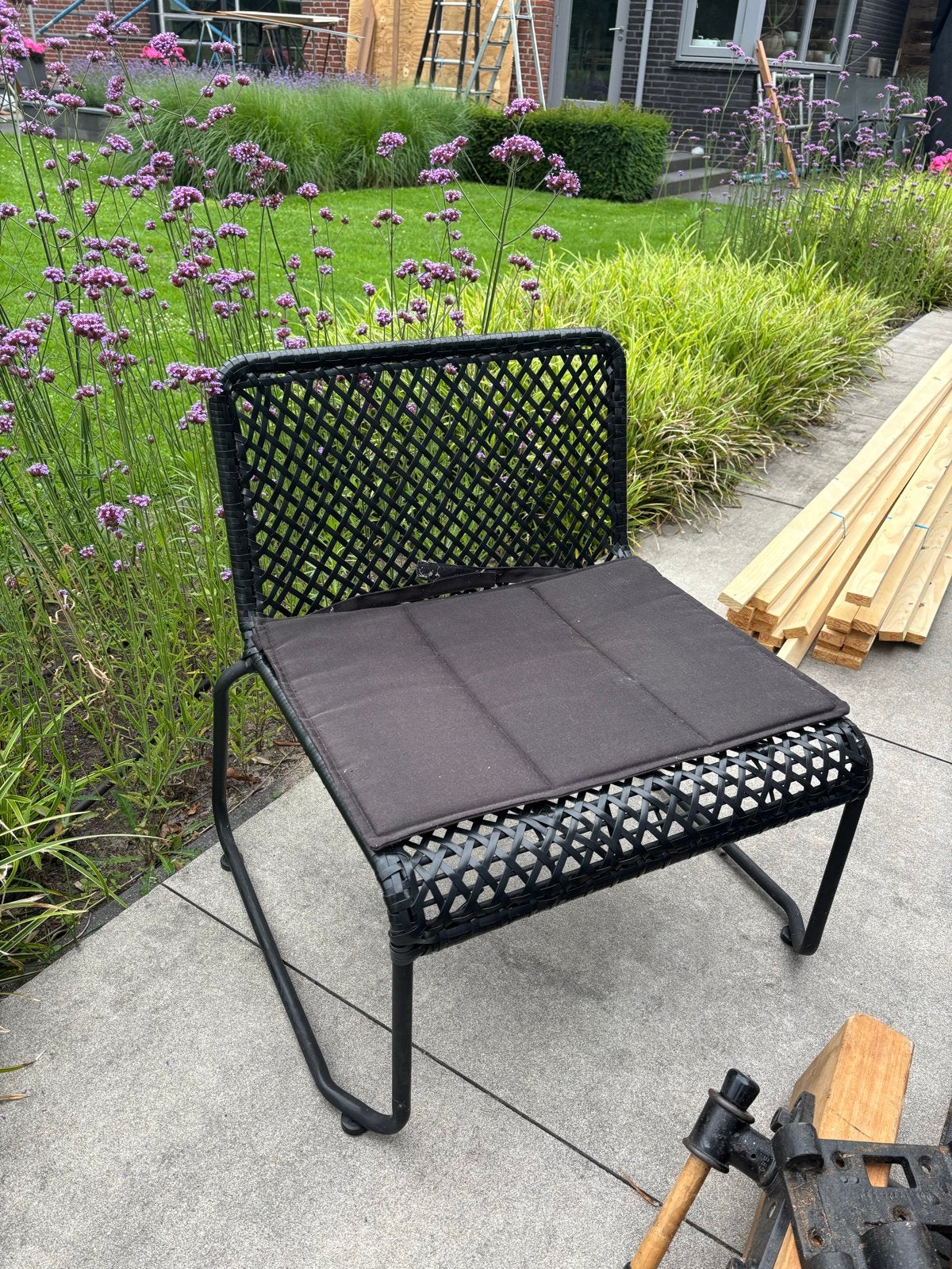 Zwarte tuinstoel met metalen frame en gevlochten zitting, Huis en Inrichting, Stoelen, Ophalen, Gebruikt, Zwart, Metaal
