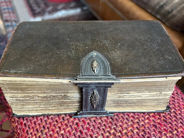 Antieke Bijbel met Zilveren Slot en Meesterteken +Minervakop, Antiek en Kunst, Antiek | Boeken en Bijbels, Ophalen of Verzenden