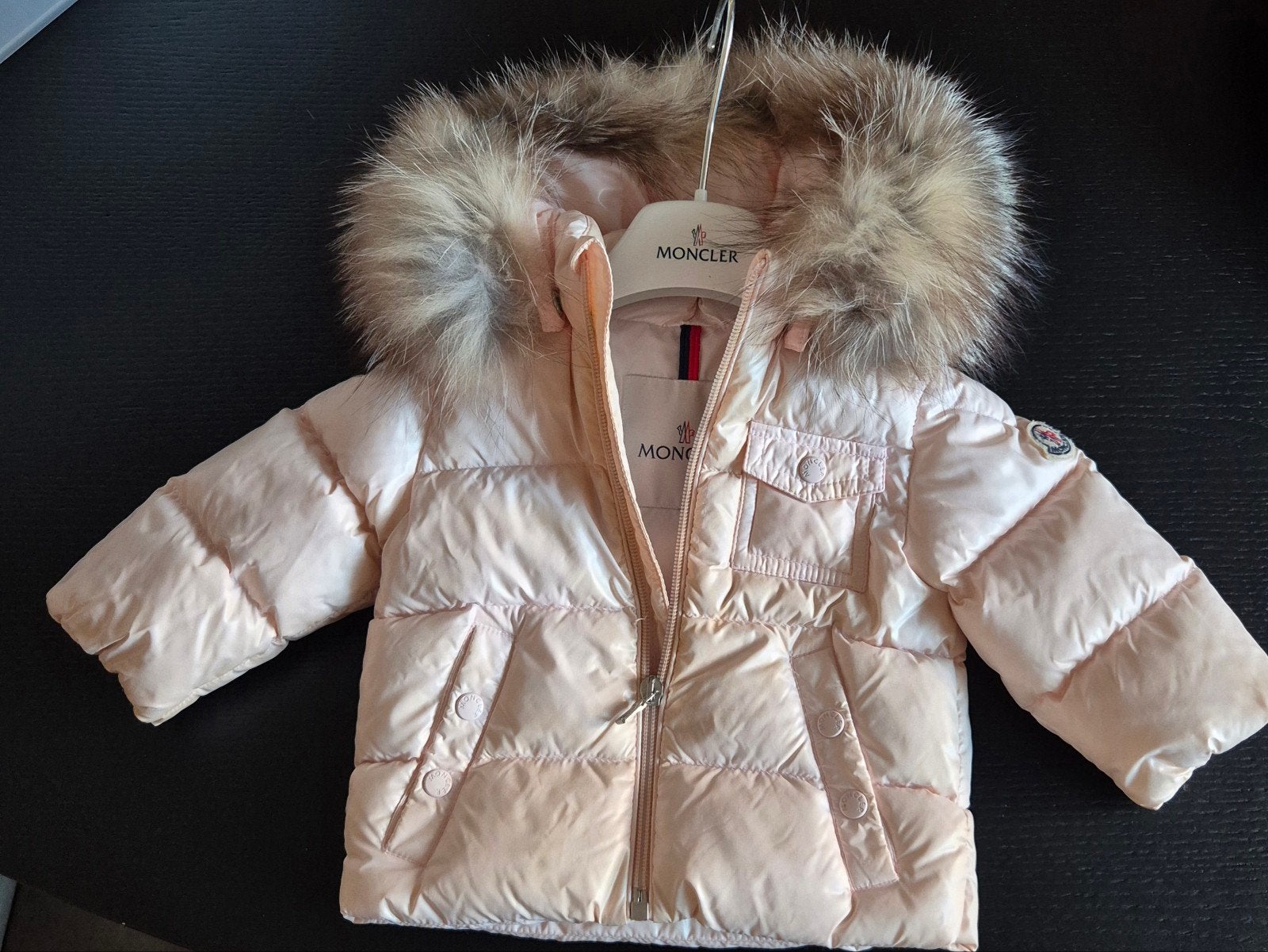 Moncler baby jasje met bontkraag maat 68, Moncler, Meisje, Ophalen of Verzenden, Zo goed als nieuw