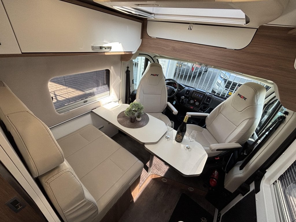 Pilote V 600 DWARSBED EURO 6 ZONNEPANEEL 5.99M BEIGE LEDER, Fiat, Pilote, Bedrijf, Tot en met 3