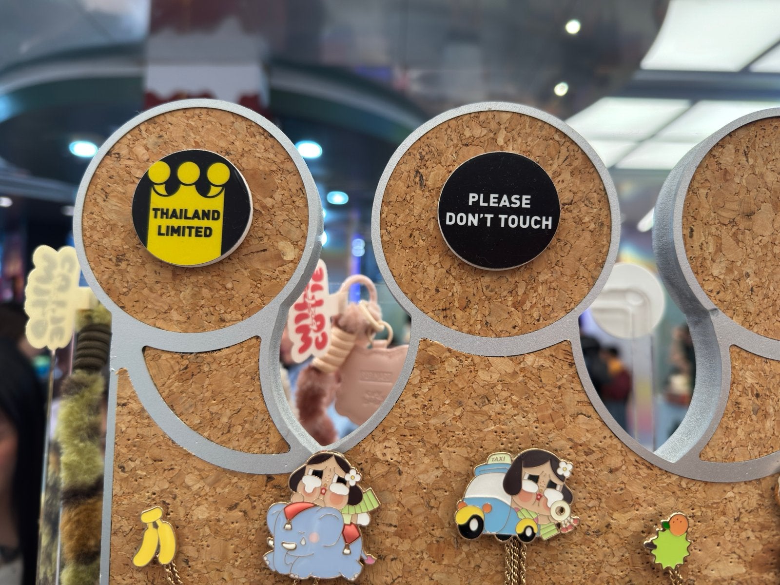 Pop Mart Crybaby Hello Thailand badge blind box - Nieuw, Ophalen of Verzenden, Nieuw, Figuurtje, Speldje of Pin