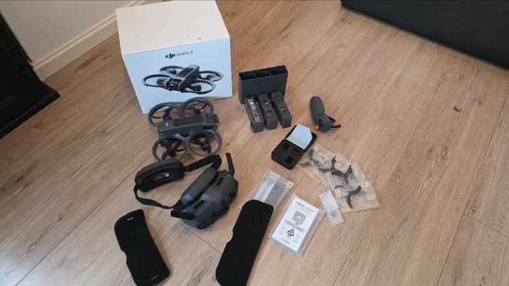 DJI Avata 2 Fly More Combo met Goggles 2 en MC en 3 batterij, 250 tot 900 gram, Cameradrone, Extra accu('s), Zo goed als nieuw