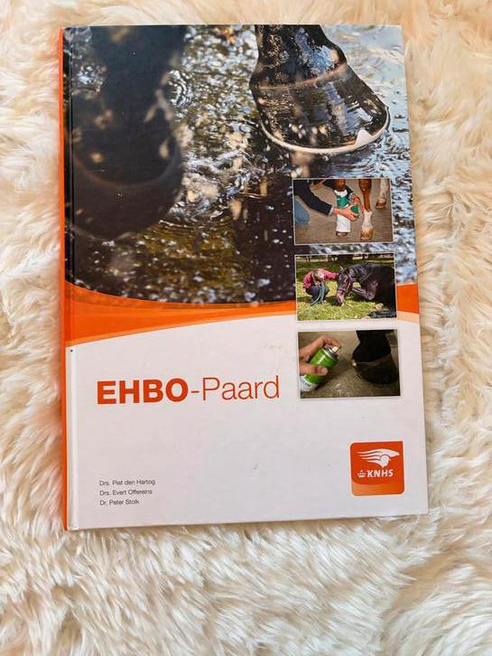 EHBO-Paard boek KNHS- Essentiële gids voor paardeneigenaren, Ophalen of Verzenden, Zo goed als nieuw, Overige onderwerpen
