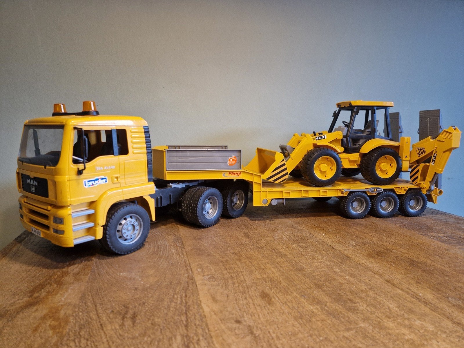 Bruder MAN vrachtwagen met JCB graafmachine, Ophalen of Verzenden, Zo goed als nieuw