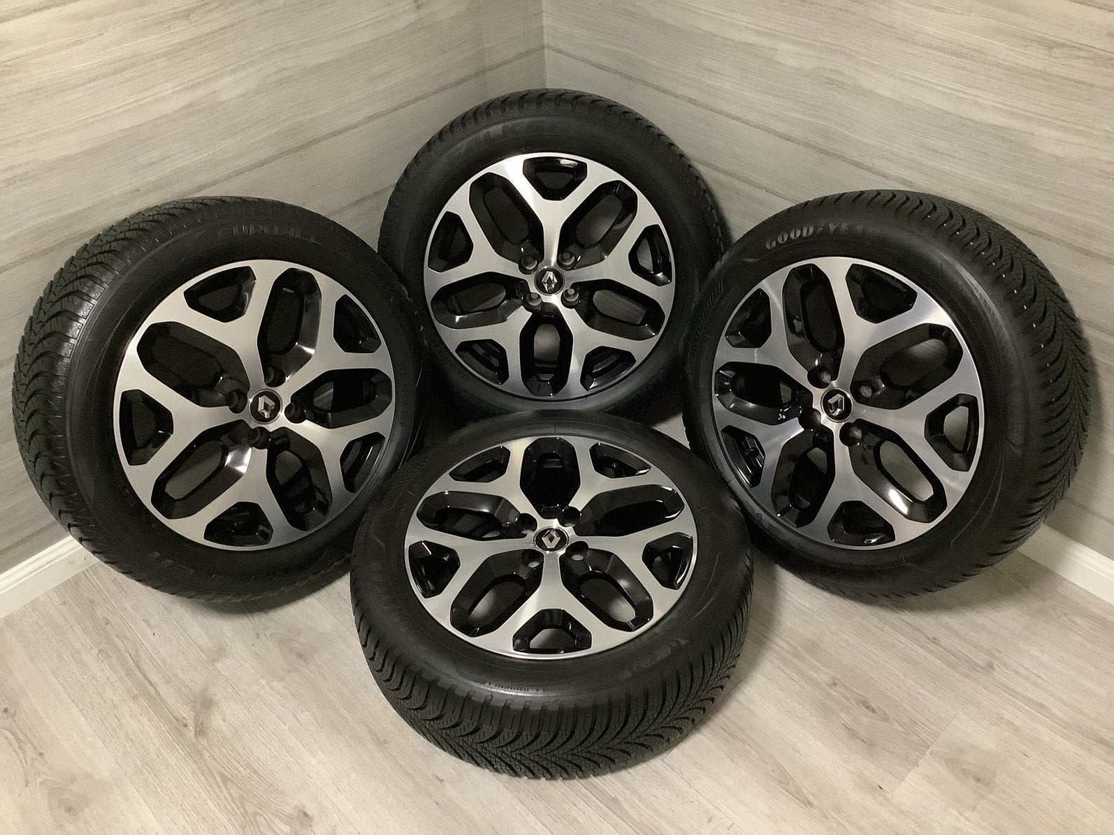 Renault CAPTUR I origineel velgen 4 seasons banden 17 inch, Auto-onderdelen, Banden en Velgen, Banden en Velgen, Nieuw, 17 inch