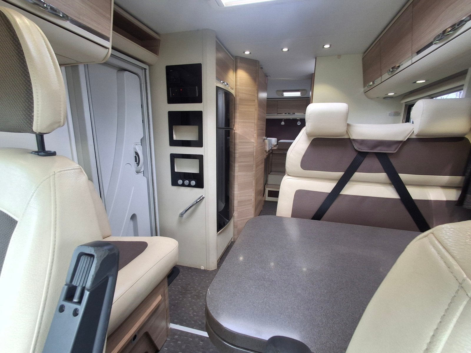Foto 24 van " ADRIA CORAL S 670 SL -2013 - 65000 KM - APARTE BEDDEN'"